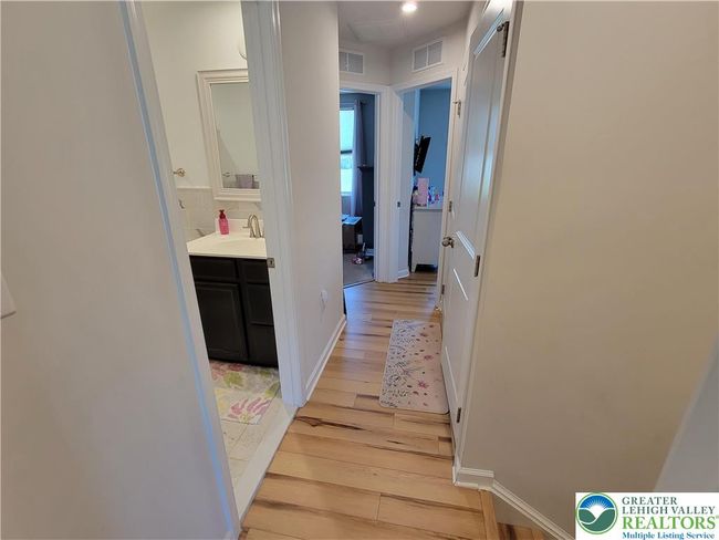 Upstairs hallway | Image 11
