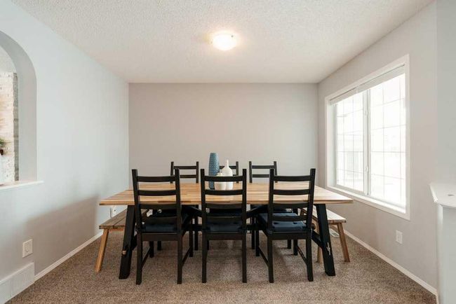 145 Douglas Glen Manor Se, Home with 3 bedrooms, 3 bathrooms and 4 parking in Calgary AB | Image 4
