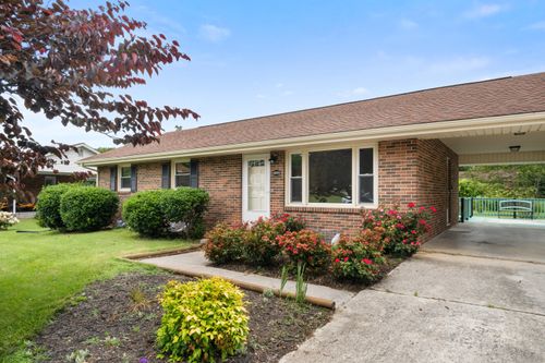 6890 Riverbend Dr, Fairlawn, VA, 24141-8684 | Card Image