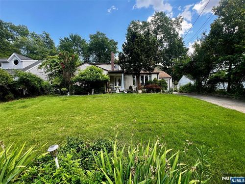 766 7th Ave, River Edge, NJ, 07661-1516 | Card Image