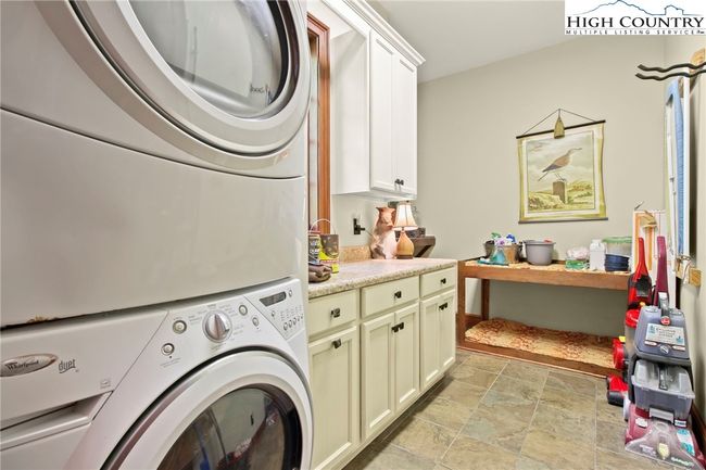 Main level laundry room | Image 29