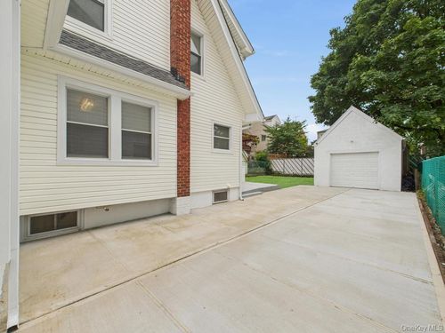 194 115th Rd, Saint Albans, NY, 11412-2710 | Card Image