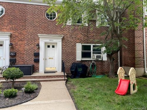 a-1-264-25 Langston Ave, Glen Oaks, NY, 11004-1042 | Card Image