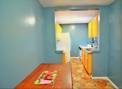 3e-8830 182nd St, Hollis, NY, 11423-1701 | Card Image