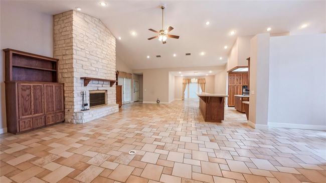 1212 W North St, House other with 3 bedrooms, 3 bathrooms and 2 parking in Louise TX | Image 14