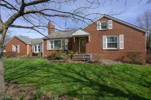 318 Wood St N, East Canton, OH, 44730-1232 | Card Image