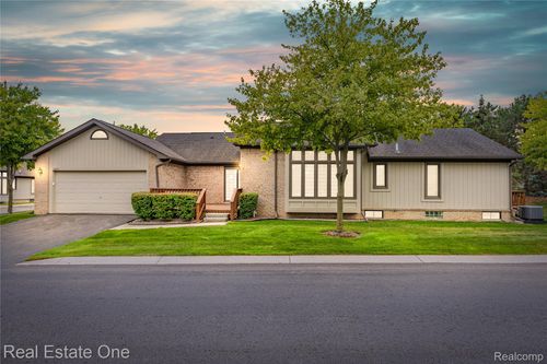 33925 Oakwood Dr, Sterling Heights, MI, 48312-6907 | Card Image