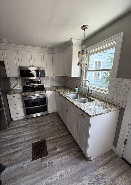 2 Prescott Pl, Newport, RI, 02840-2135 | Card Image