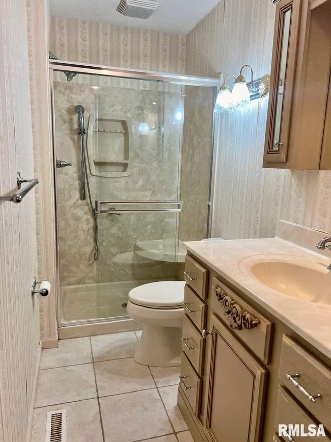 8 Shawnee Dr, House other with 3 bedrooms, 2 bathrooms and null parking in West Frankfort IL | Image 13