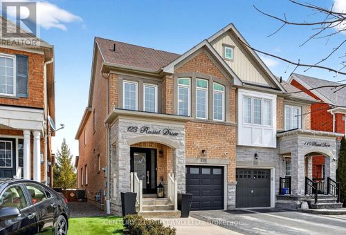 123 Russel Dr, Bradford, ON, L3Z0M7 | Card Image