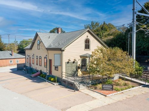 146 Duke St, East Greenwich, RI, 02818-3743 | Card Image