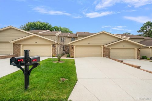 968 Golfview Ct, Rochester Hills, MI, 48307-1007 | Card Image