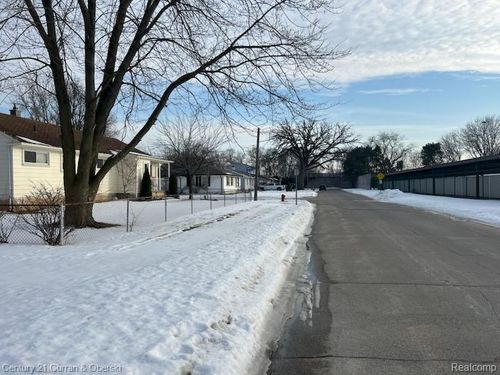 5921 Merrick St, Taylor, MI, 48180-1358 | Card Image