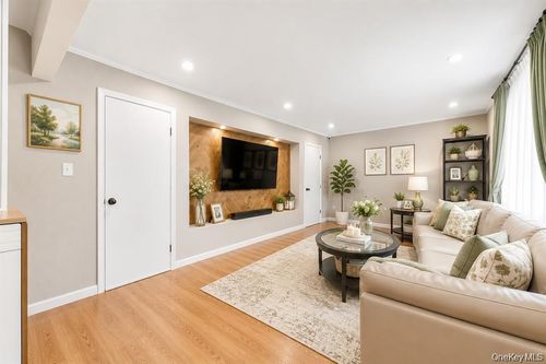 1 Wood Rd, Great Neck, NY, 11024-1809 | Card Image