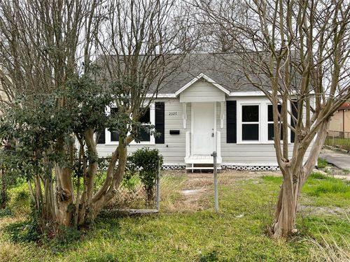 2327 4th Ave N, Texas City, TX, 77590-7103 | Card Image