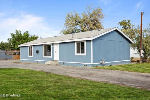 604 W 4th St, Wapato, WA, 98951-1122 | Card Image