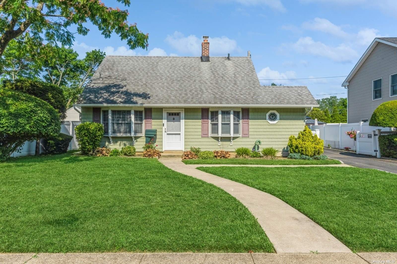 Farm Ln, Levittown, NY 11756