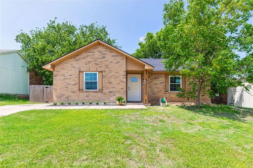 720 Sandstone Dr, Fort Worth, TX, 76120-1320 | Card Image