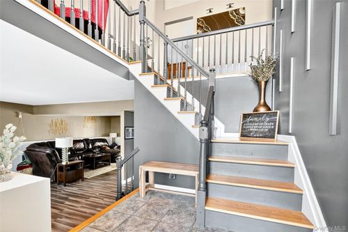 131 Erie Ave, New Windsor, NY, 12553-7025 | Card Image