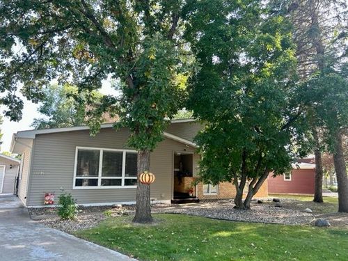 1894 Eisenhower Cir, ABERDEEN, SD, 57401-7455 | Card Image