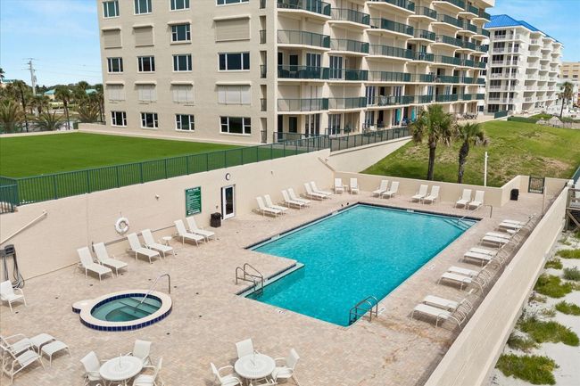 Community Pool and Spa | Image 32