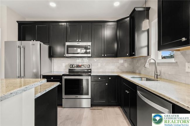 721 7 Th St, House other with 3 bedrooms, 3 bathrooms and null parking in Whitehall PA | Image 21