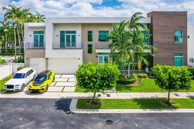 10498 Nw 67th Ter, House other with 5 bedrooms, 6 bathrooms and null parking in Doral FL | Image 3