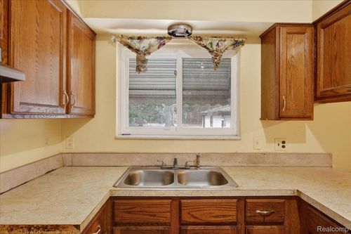 20905 Van Buren St, Southfield, MI, 48033-5975 | Card Image