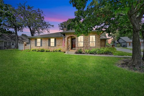 702 Kiowa Dr W, Lake Kiowa, TX, 76240-9596 | Card Image