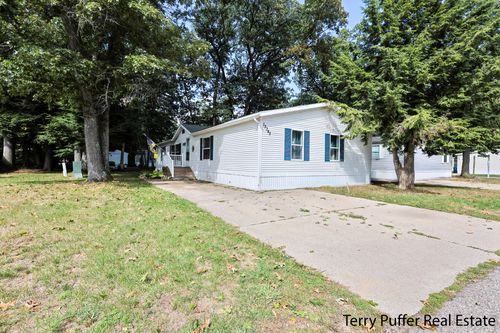 13345 Pinewood Dr, Grand Haven, MI, 49417-9278 | Card Image