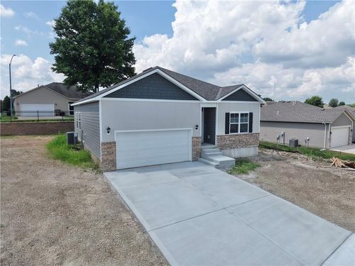 2211 Crestview Pl, Raymore, MO, 64083-7133 | Card Image