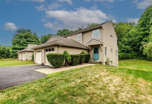 255 Crestwood Ct, Fishkill, NY, 12524-3312 | Card Image