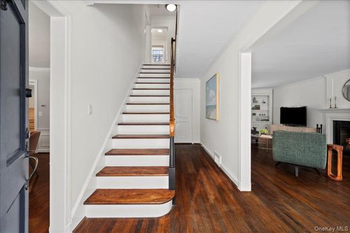 25 Bonnie Way, Larchmont, NY, 10538-1008 | Card Image