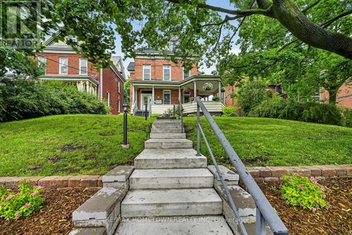 98 Pine St, Brockville, ON, K6V1G9 | Card Image