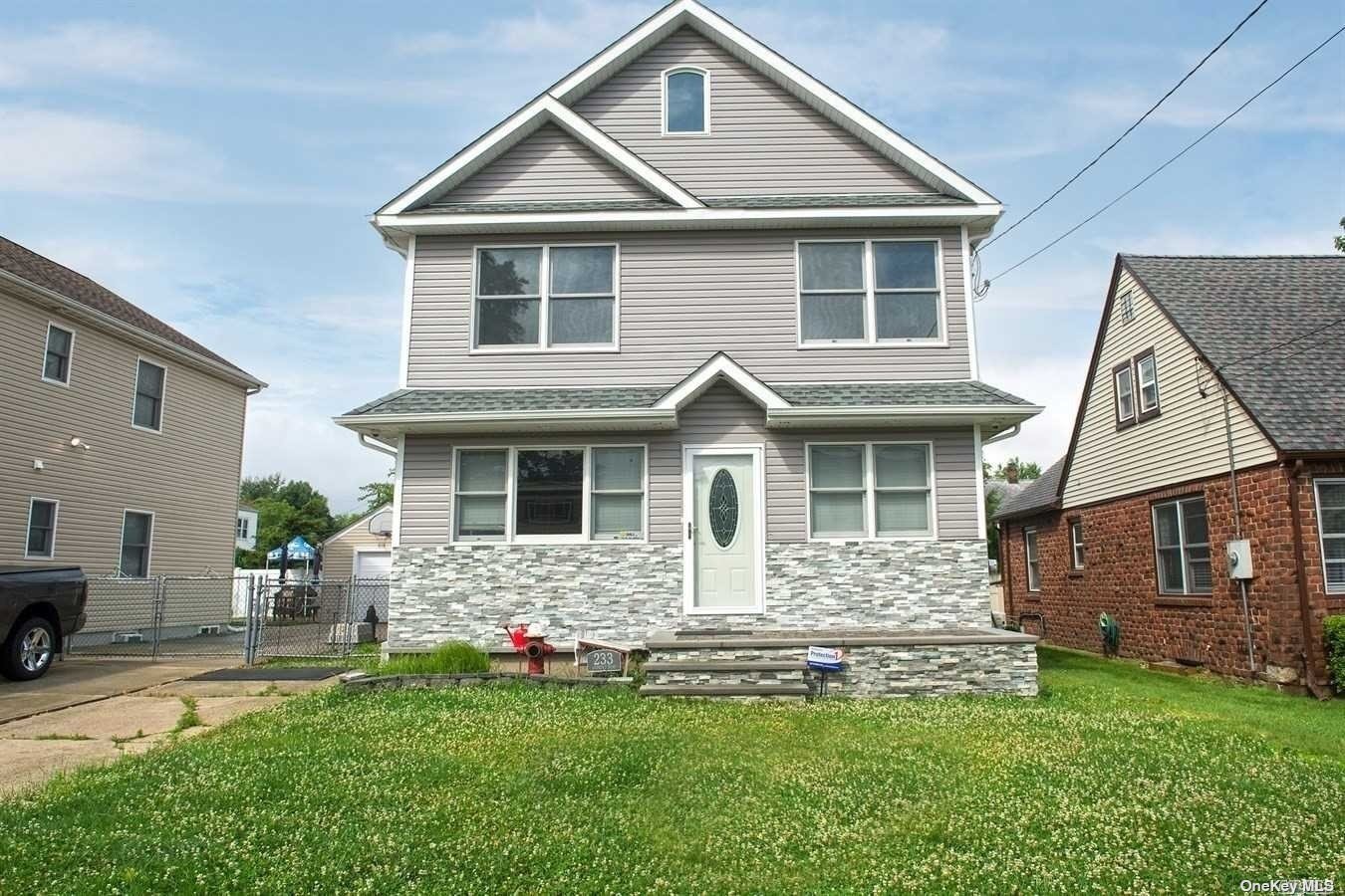Andrews Rd, Mineola, NY 11501