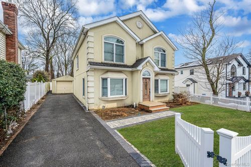 18 E Lyons St, Huntingtn Sta, NY, 11747-1124 | Card Image