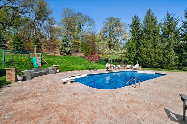 205 Erin Dr, House other with 5 bedrooms, 5 bathrooms and 3 parking in Cranberry Twp PA | Image 37
