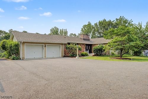 135 W Mountain Rd, Sparta, NJ, 07871-3523 | Card Image