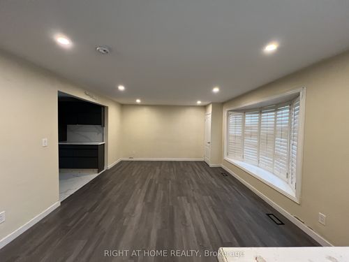 1560 Evangeline Dr, Oshawa, ON, L1J3T2 | Card Image