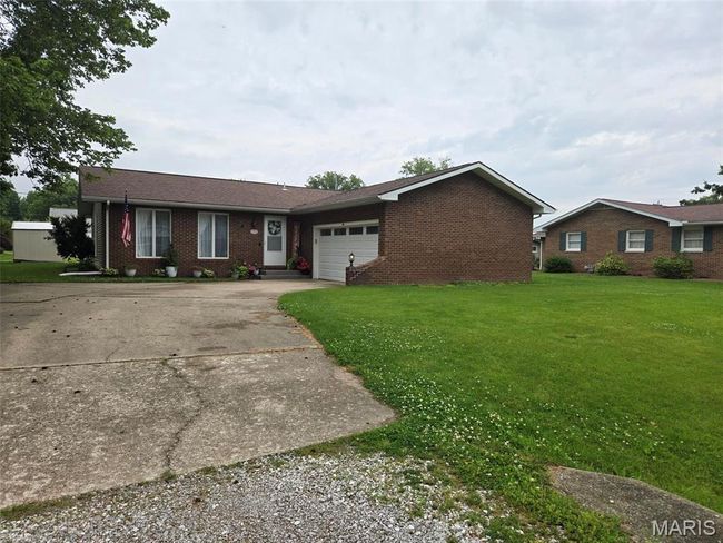 1051 Saint Clair St, House other with 3 bedrooms, 2 bathrooms and 2 parking in Carlyle IL | Image 34