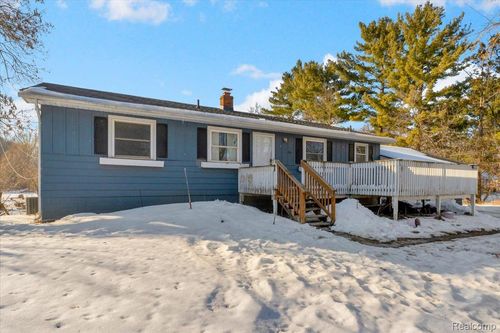 911 S Duck Lake Rd, Milford, MI, 48381-1413 | Card Image