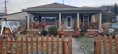 105 Miller Ave, Hinton, WV, 25951-2631 | Card Image