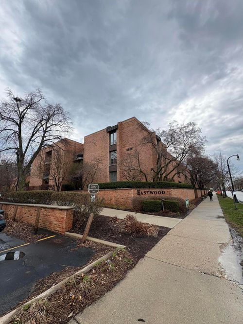 3916 N Oakland Ave, Shorewood, WI, 53211-2277 | Card Image