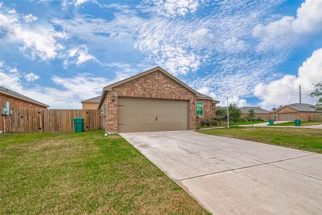 9915 Garnet Grove Dr, House other with 4 bedrooms, 2 bathrooms and 2 parking in Iowa Colony TX | Image 4