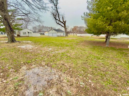 901 E 3rd St, Flora, IL, 62839-2555 | Card Image