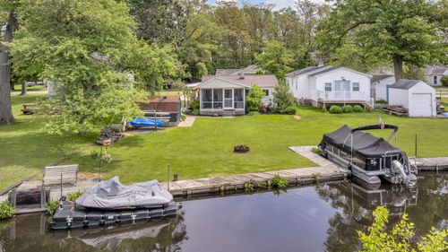 863 S Lakeside Dr, Michigan Center, MI, 49254-1530 | Card Image