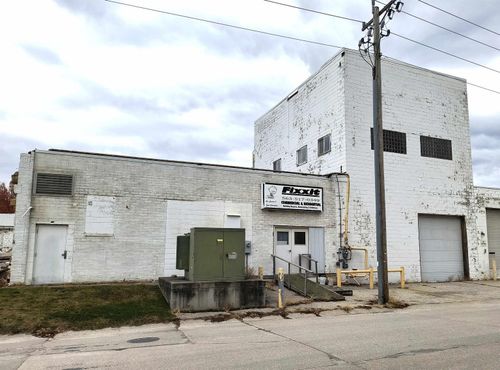 2-806 E Water St, Decorah, IA, 52101-1932 | Card Image