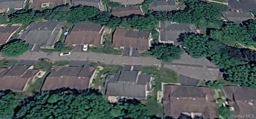 16 Huntington Ct, Ridge, NY, 11961-1624 | Card Image