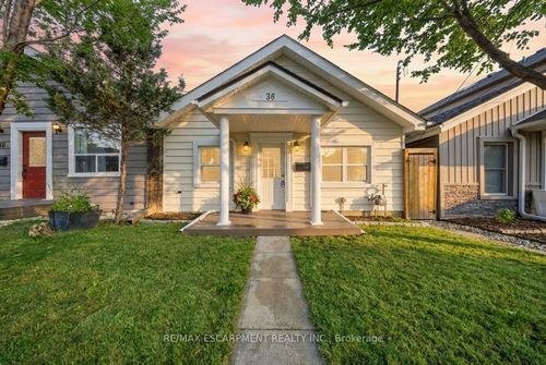 36 Queensdale Ave W, House with 3 bedrooms, 1 bathrooms and null parking in Hamilton ON | Card Image