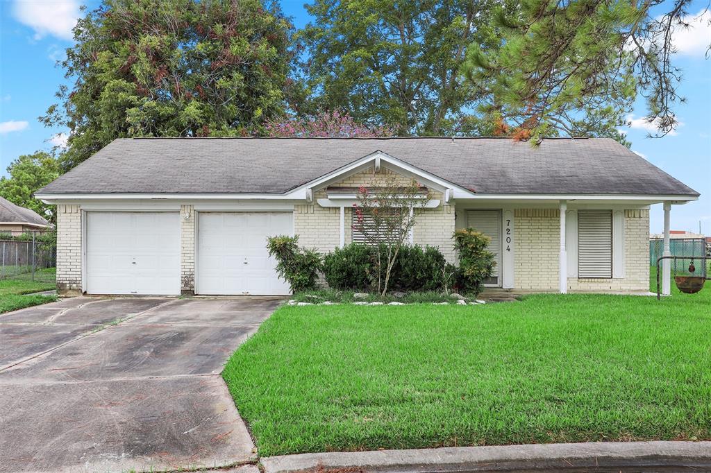 Nightingale Cir, Texas City, TX 77591